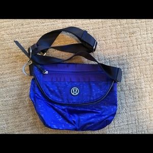 Lululemon Festival Bag in Shadow Wrap Sapphire Blue Black